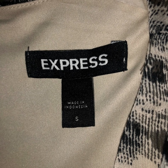 NWOT Express Animal Print Wrap Romper, Long Sleeves, V-Neck, NEVER WORN Size Sm. - Picture 4 of 11